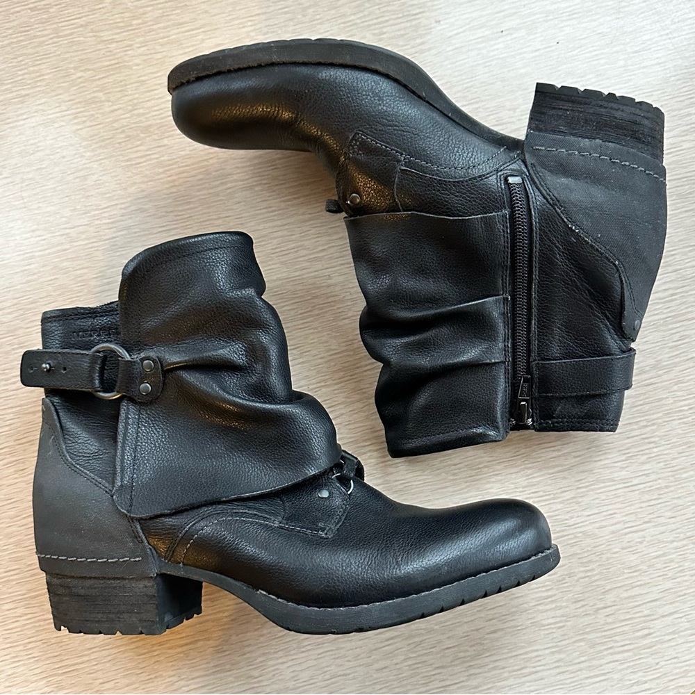 MERRELL Black Leather Rouched Booties